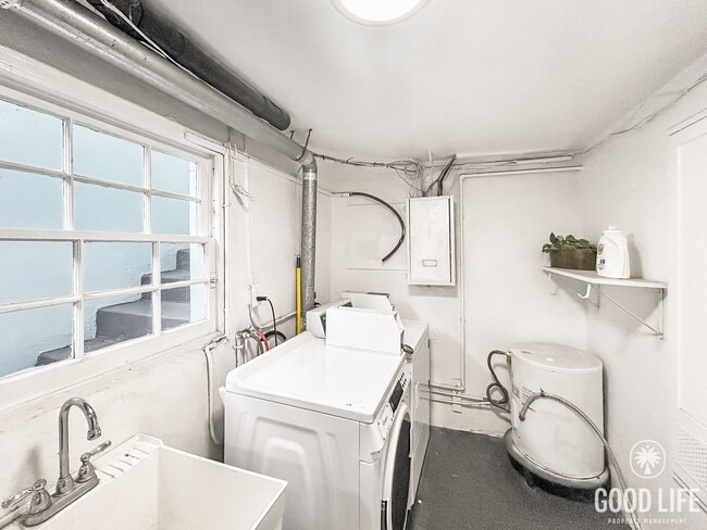 Building Photo - Beautiful 1BD/1BA Condo in Hillcrest W/ Shared Backyard & Laundry Room!