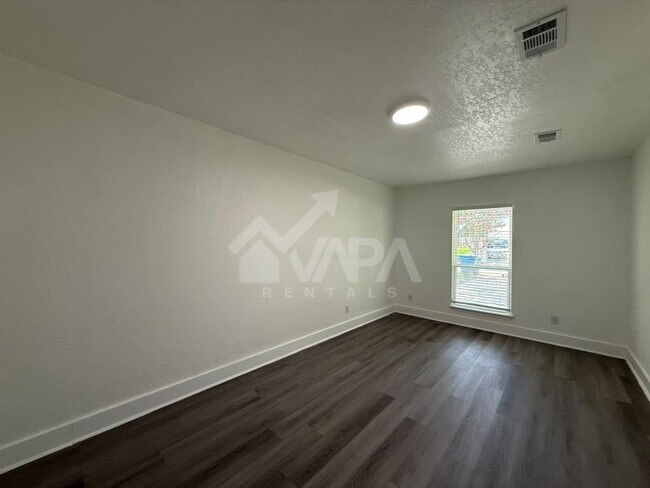 Building Photo - 106 Covina Ave