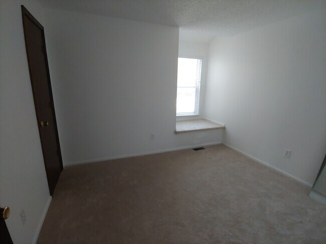 Building Photo - 2340 E Cherrywood Dr