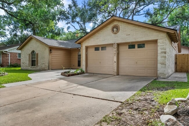 Building Photo - 5017 Oak Ct