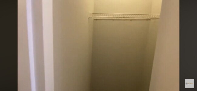 Building Photo - 40 E Delaware Pl