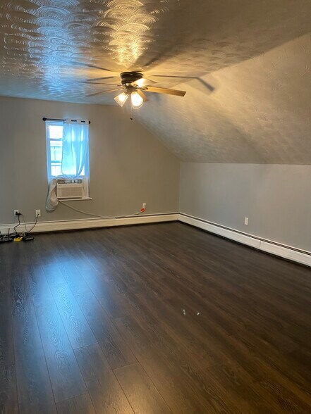 Livingroom - 198 Tecumseh St