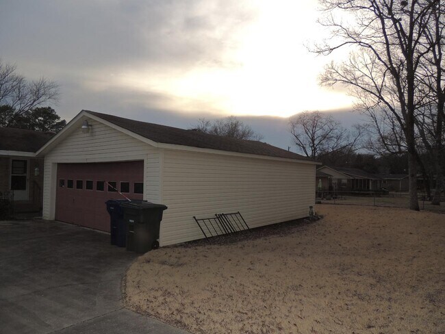 Building Photo - 2316 Rodgers Dr NE