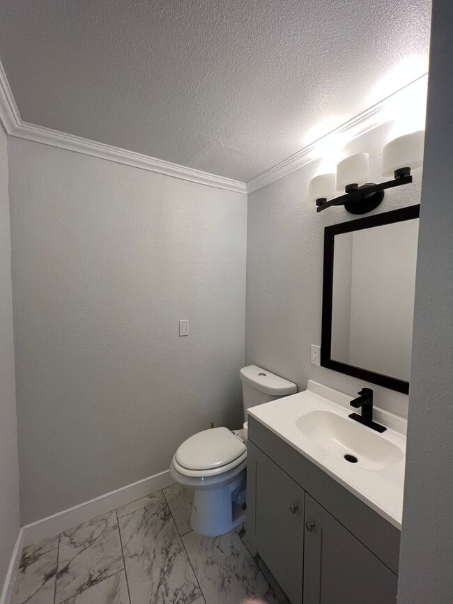 Building Photo - 4 bedroom + loft, 2 1/2 bath - 2 story home in central Simi