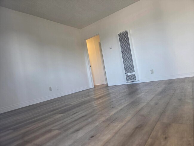 Interior Photo - 2346 W. 18th St