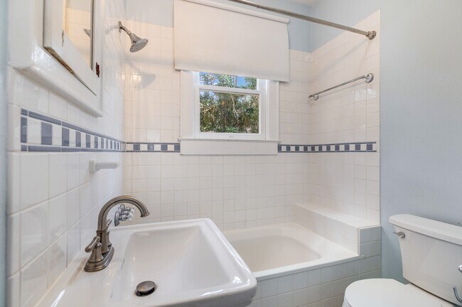 Building Photo - 4823 Fannin Dr