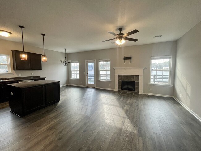 Building Photo - Home For Rent