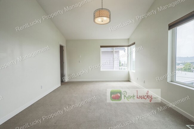 Building Photo - Immaculate and LARGE 4-Bedroom Home in Unb...