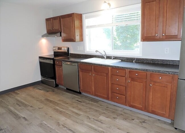 Building Photo - $1,400 | 3 Bedroom, 1 Bathroom Top Floor Duplex | No Pets | Available for August 1st, 2026 Move In!