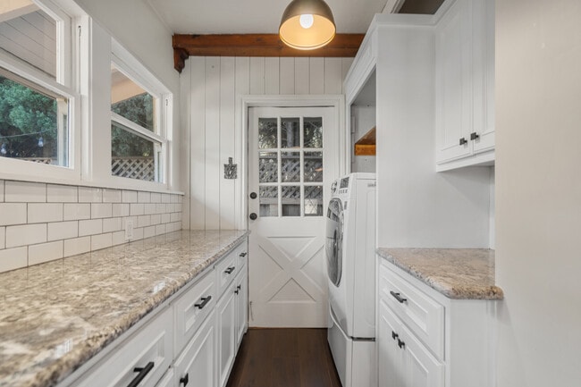 Building Photo - 2624 E 8th St