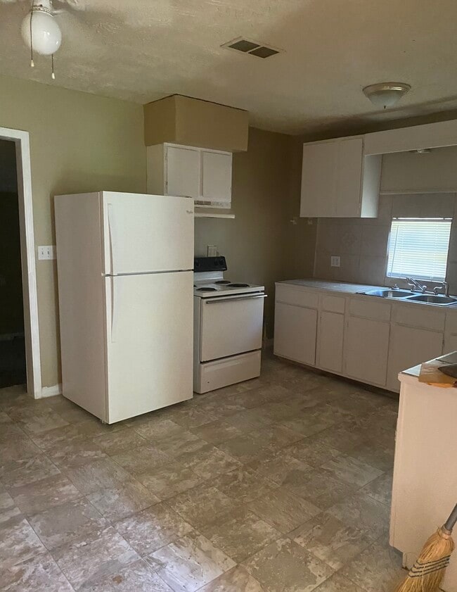 Building Photo - 4910 Sunnybrook Dr