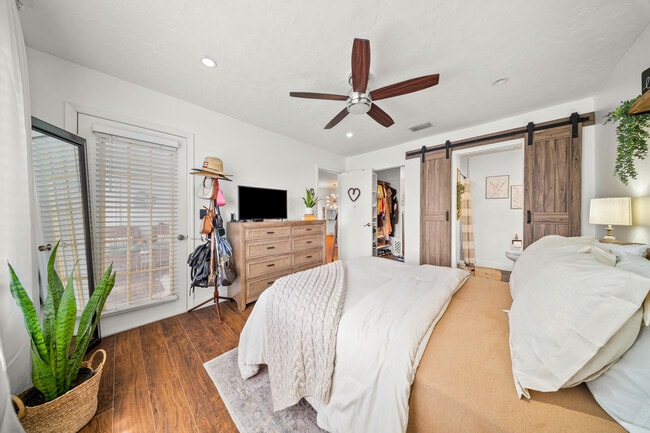 Building Photo - 197 SE Village Dr