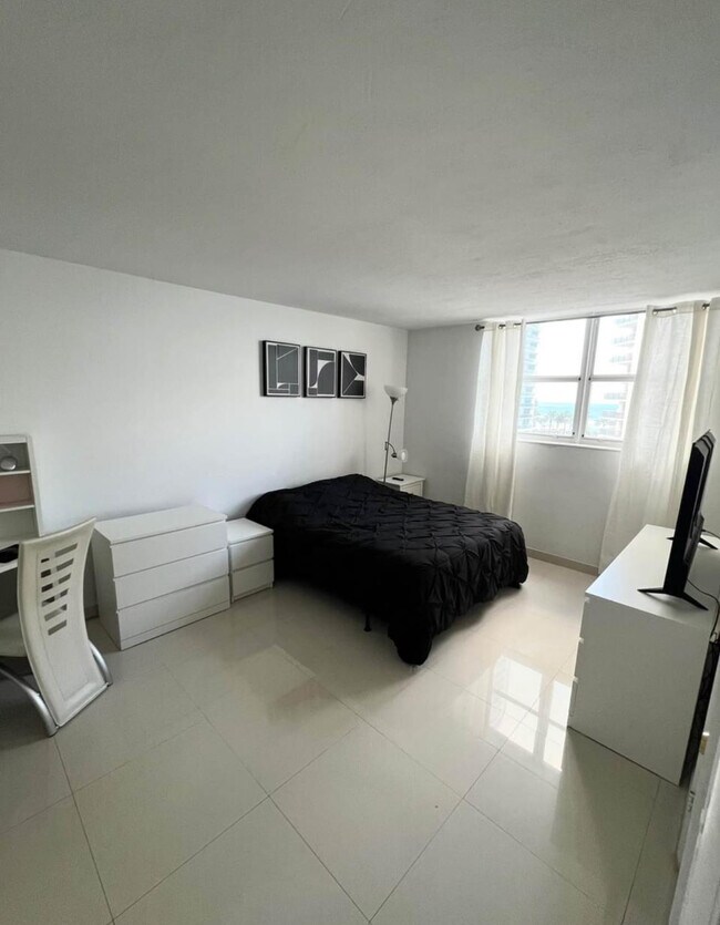 Building Photo - 3001 S Ocean Dr