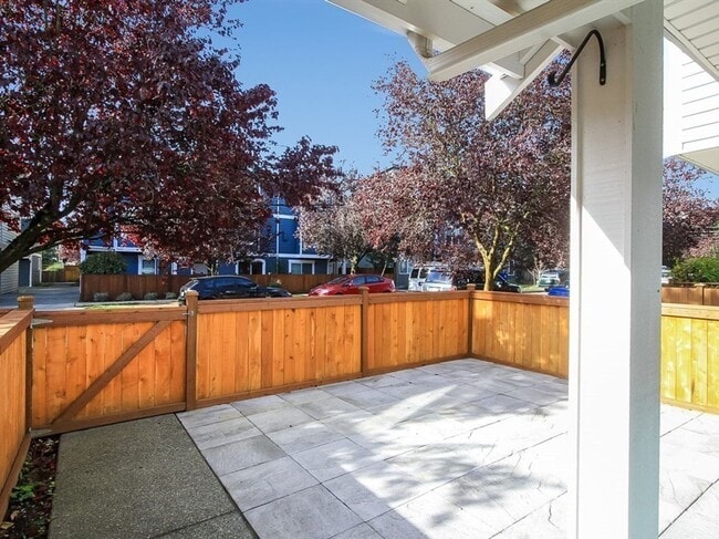 Building Photo - Fabulous Green Lake Townhome