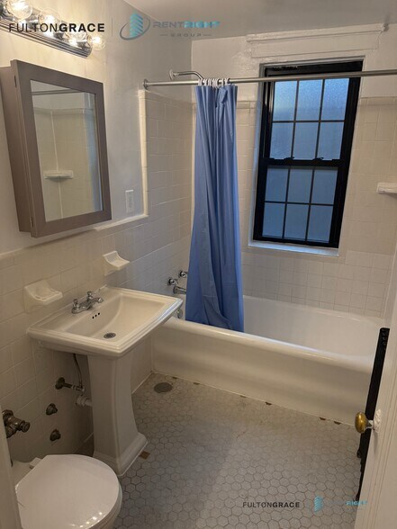 Building Photo - 426 W Briar Pl