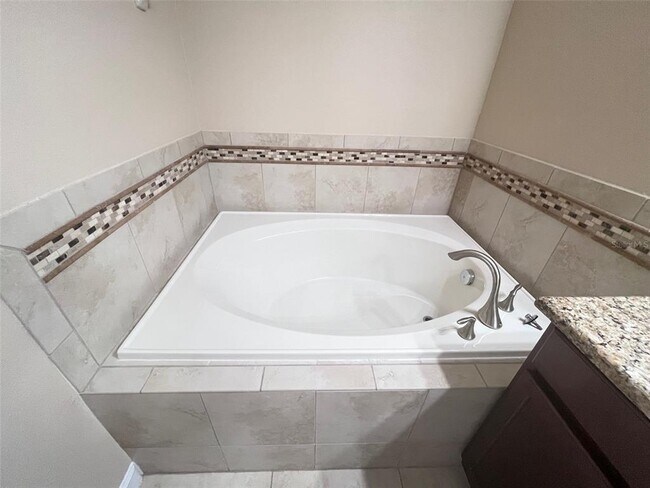 Building Photo - 15150 Evergreen Oak Loop