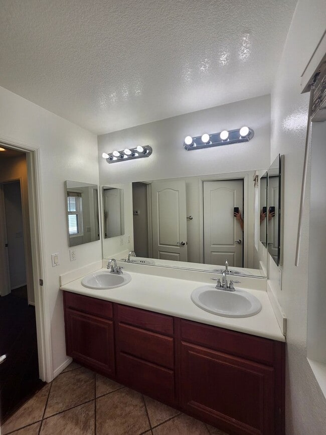 Building Photo - Chino 4 bedroom Beauty