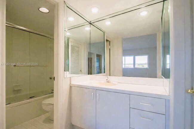 Building Photo - 140 NE 28th Ave