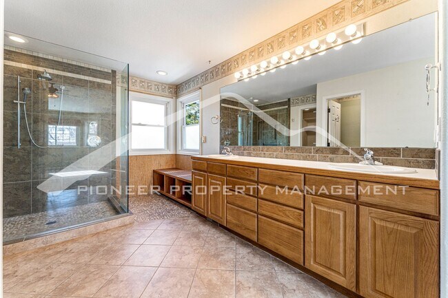 Building Photo - Beautiful Home with Fenced Back Yard and Cozy Fireplace
