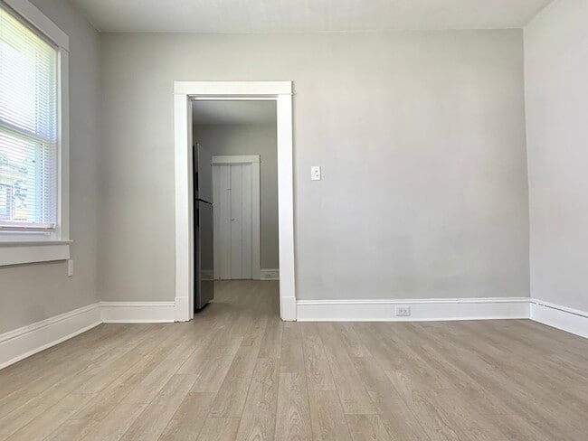 Building Photo - Two Bedroom 1 Bathroom home in Portsmouth