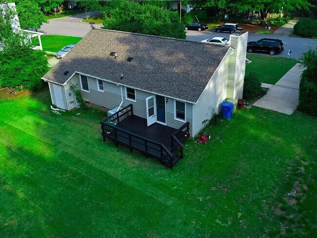 Building Photo - 725 E Cardinal Dr