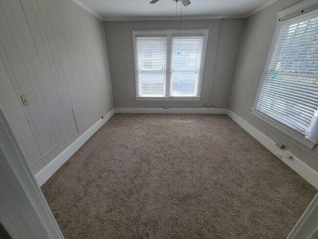 Building Photo - Charming 2-Bedroom Upstairs Apartment off ...