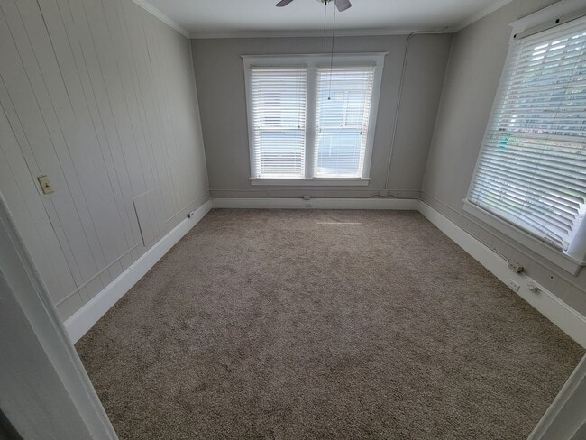 Building Photo - Charming Upstairs Apartment off Fairfield