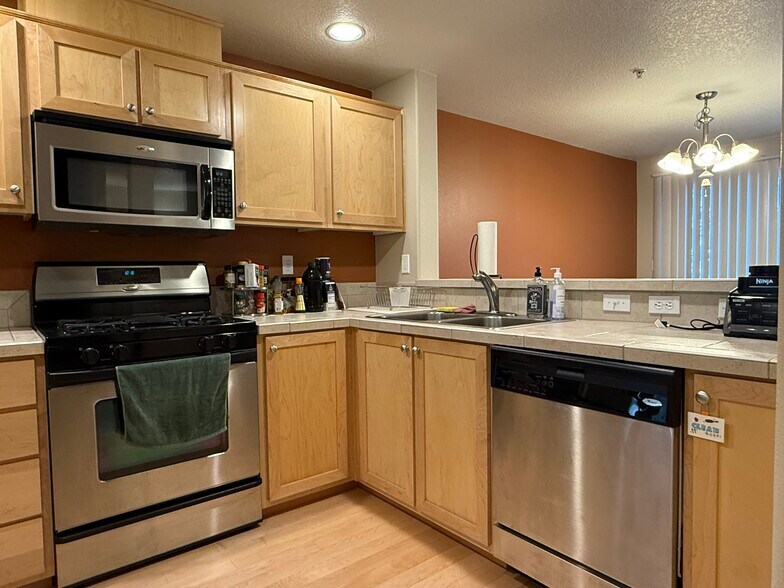 Building Photo - 10743 SW Canterbury Ln