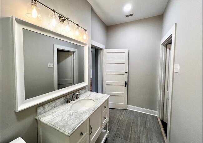 Building Photo - 209 S Fulton St