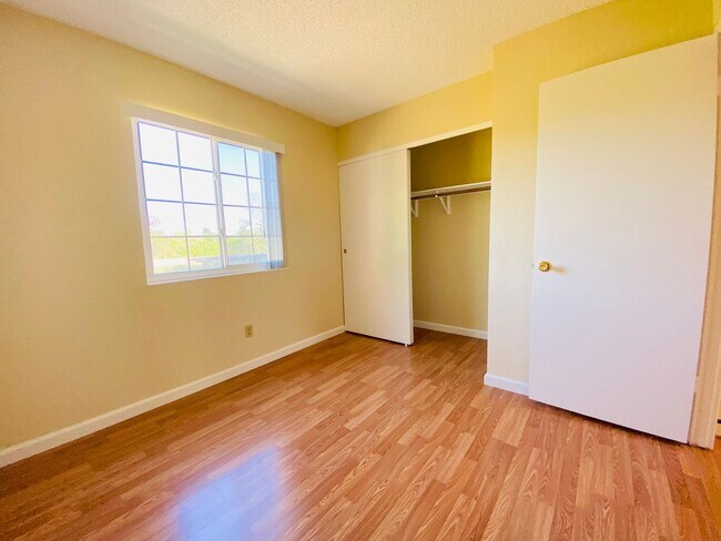 Building Photo - Condo Overlooking the American River!