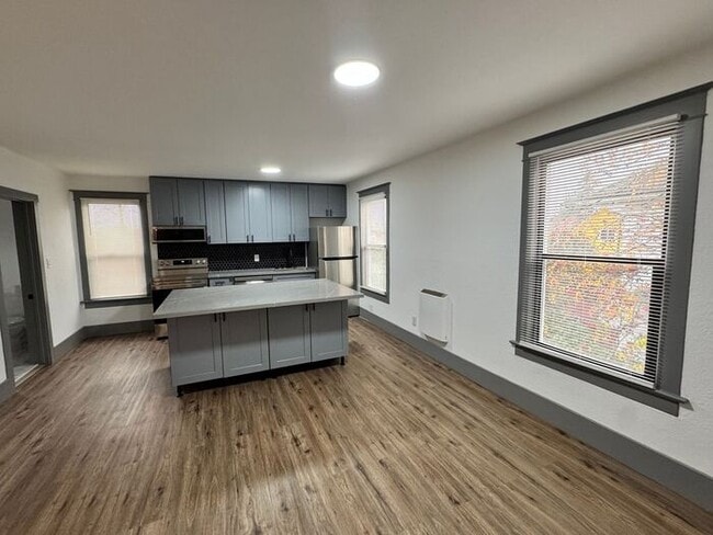 Building Photo - 2 Bedroom 1 Bath Duplex Upper Unit in Tacoma!