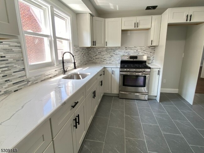 Building Photo - 905 Sanford Ave