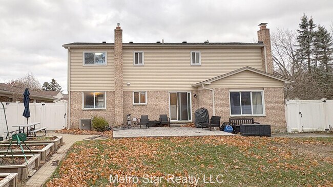 Building Photo - 1553 Lakewood Dr