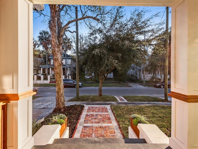 Building Photo - 419 E 3rd St