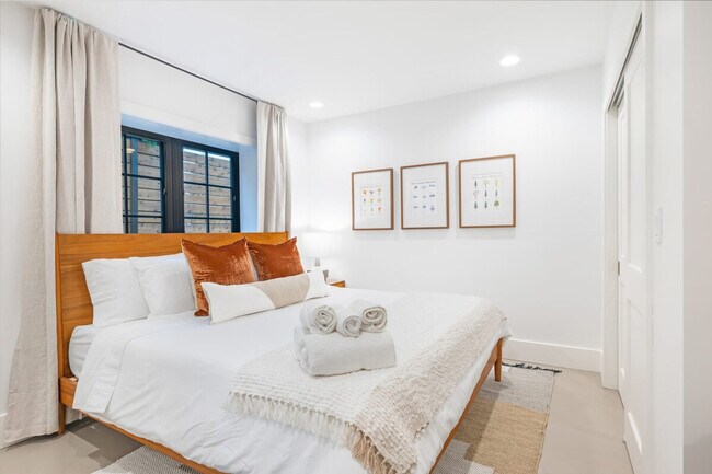 Building Photo - 2453 4th Ave W