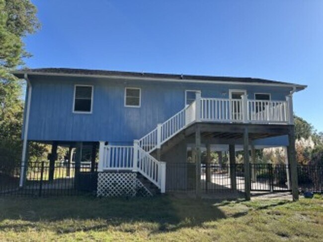 Building Photo - Beautiful home in Emerald Isle.