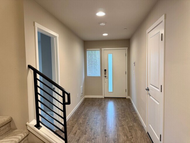 Building Photo - Village Crest Townhome!!!