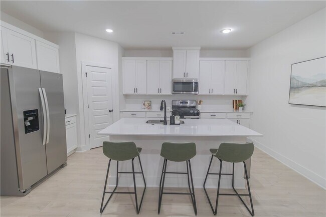 Building Photo - 112 S Broyles Ave