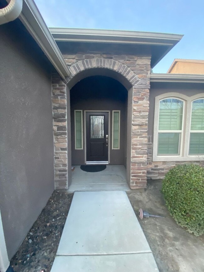 Building Photo - Move into Northwest Hanford and relax in your spa!