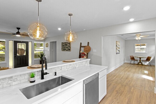 Building Photo - 15529 Pine St