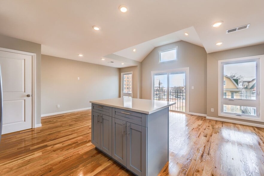 Building Photo - 255 Chadwick Ave