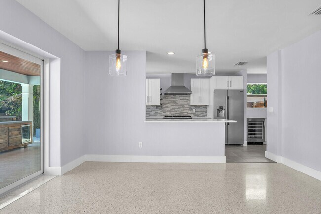 Building Photo - 930 S Lakeside Dr
