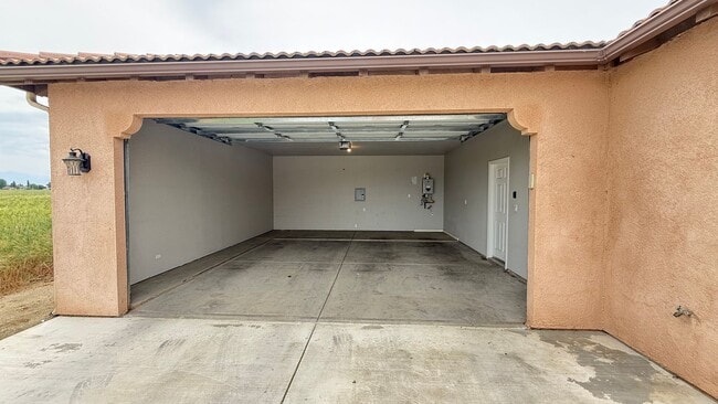 Building Photo - Fully Furnished Short or Long Term Modern Home