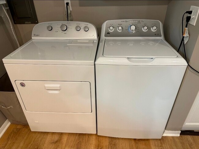 Building Photo - 519 Oakwood Dr