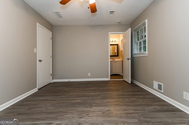 Building Photo - 4492 Raleigh Dr
