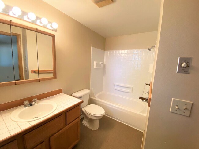 Building Photo - 3 Bed, 2 Bath 1 block from CWU