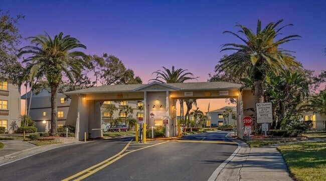 Building Photo - 6425 Shoreline Dr