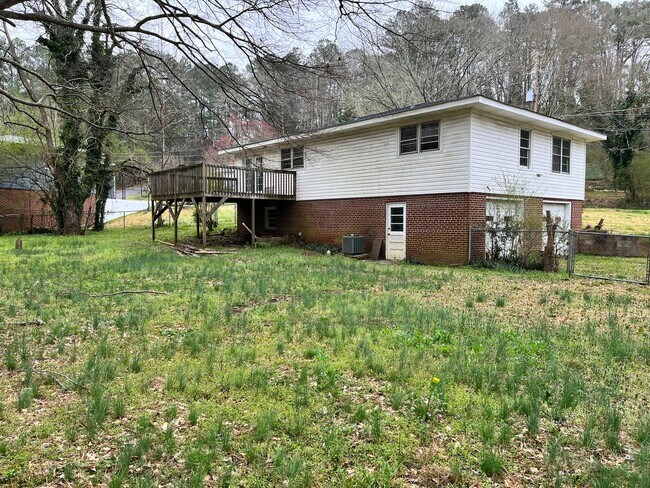 Building Photo - 3 Bedrooms, 1.5 Bathroom - Home in Sherwood Forest!