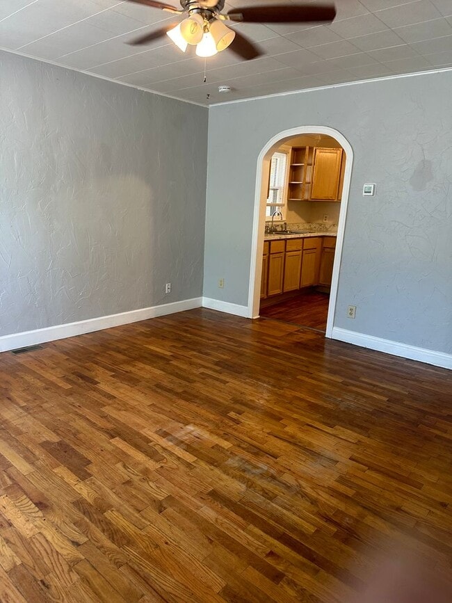 Building Photo - 2 bedrooms, 1 bath on large lot with garage