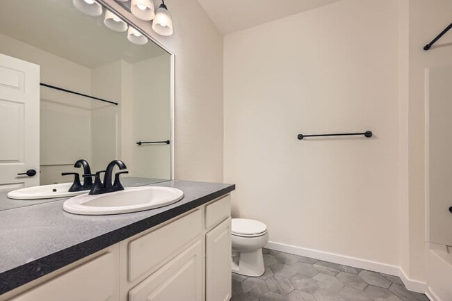 Building Photo - Bright & Cozy 2BD/2BA Townhome in Meadowview neighborhood!